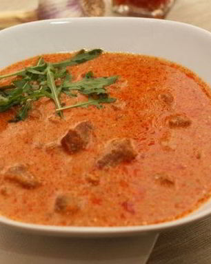 Гуляш из свинины с помидорами