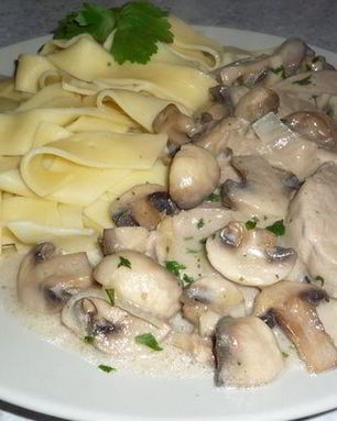 Гуляш из свинины с шампиньонами