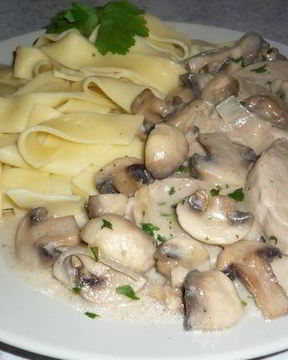 Гуляш из свинины с шампиньонами