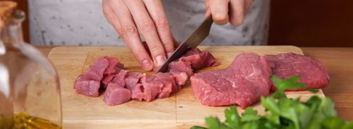 гуляш из телятины с маринованными огурчиками. Шаг 2