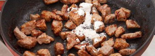 гуляш из телятины с маринованными огурчиками. Шаг 4