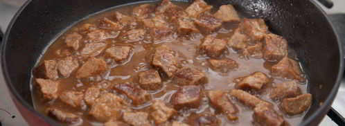 гуляш из телятины с маринованными огурчиками. Шаг 5