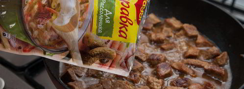 гуляш из телятины с маринованными огурчиками. Шаг 6