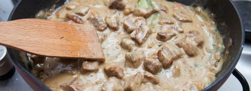 гуляш из телятины с маринованными огурчиками. Шаг 9