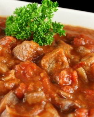 Гуляш с подливой