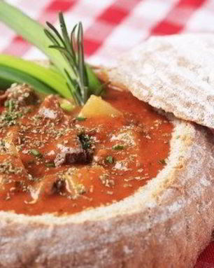 Гуляш в хлебном горшочке