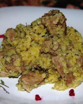 Томленый в сельдерее гуляш с булгуром