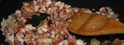 картофельное пюре с беконом, луком и вареным яйцом. Шаг 3