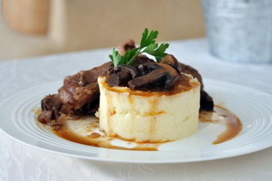 Рецепт картофельное пюре с голубым сыром и соусом из грибов с карамелизованным луком