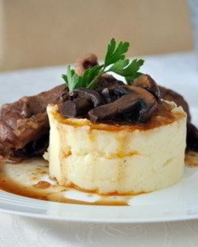 Картофельное пюре с голубым сыром и соусом из грибов с карамелизованным луком