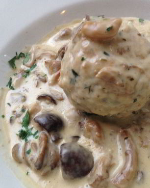 Хлебные клецки в сливочном соусе с грибами