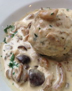 Хлебные клецки в сливочном соусе с грибами