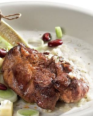 Баранья котлета с картофельным салатом и красной фасолью