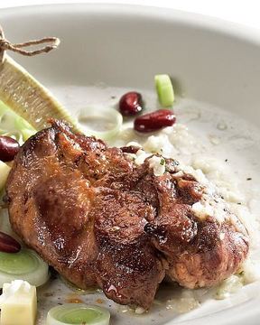 Баранья котлета с картофельным салатом и красной фасолью