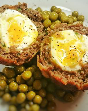 Говяжья котлета с яйцом всмятку