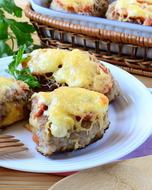 Котлеты под шубой с помидорами и сыром