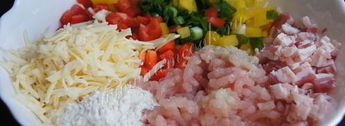 котлеты с болгарским перцем , беконом и зеленью. Шаг 4