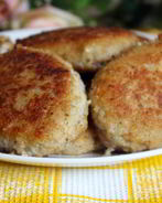 Рыбные котлеты с картофелем и сливочным маслом