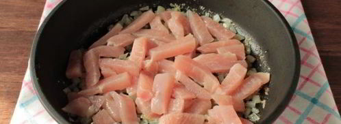 лапша с курицей и сыром на сковороде. Шаг 5