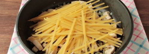 лапша с курицей и сыром на сковороде. Шаг 7