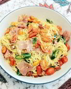 Лапша с сосисками, помидорами и зеленым чили перцем