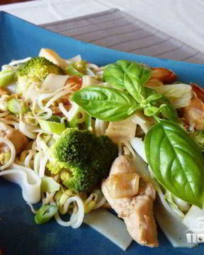 Лапша Сайгон с курицей и креветками