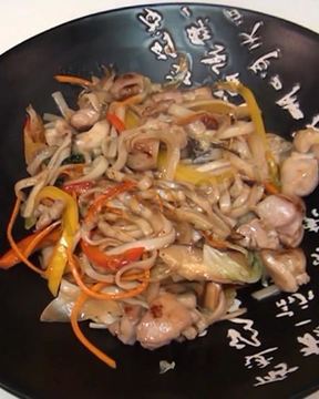 Лапша удон с курицей и овощами