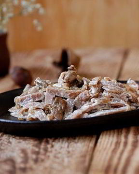 Гречневая паста с печенью и карамелизованным луком