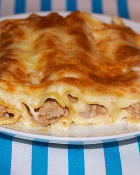 Каннеллони с фаршем под соусом бешамель