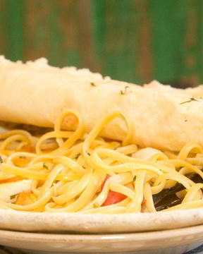 Лингвини, запеченные под фокаччей