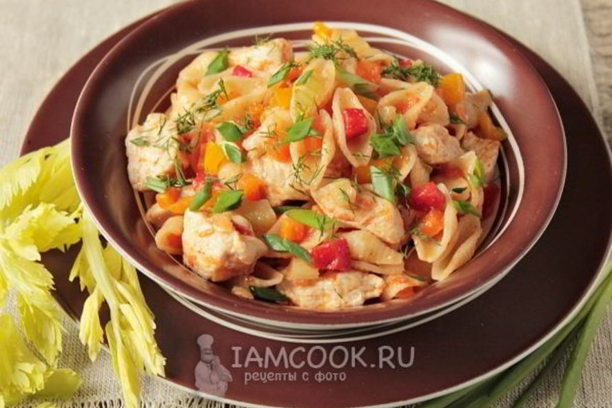 Рецепт макароны с курицей и овощами на сковороде