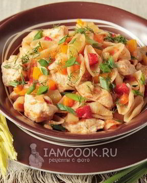 Макароны с курицей и овощами на сковороде