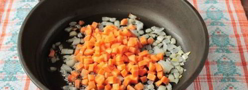 макароны с курицей и овощами на сковороде. Шаг 3