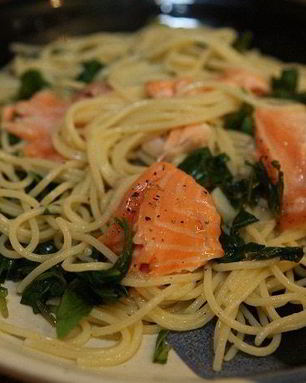 Макароны с семгой, шпинатом, каперсами и базиликом