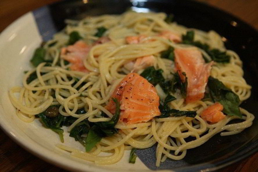 Рецепт макароны с семгой, шпинатом, каперсами и базиликом