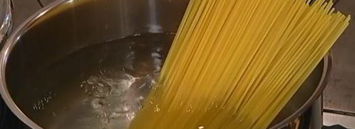 макароны с семгой, шпинатом, каперсами и базиликом. Шаг 4