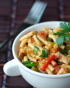 Острые макароны с курицей и овощами