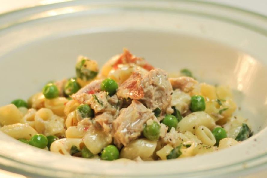 Рецепт паста с беконом и консервированным тунцом в сливочном соусе