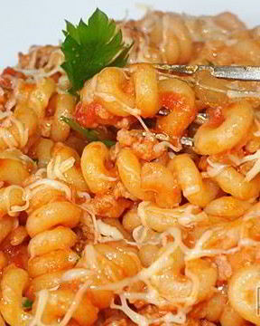 Паста с колбасой, фаршем и сыром