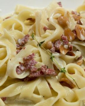 Паста с копченой колбасой и арахисом