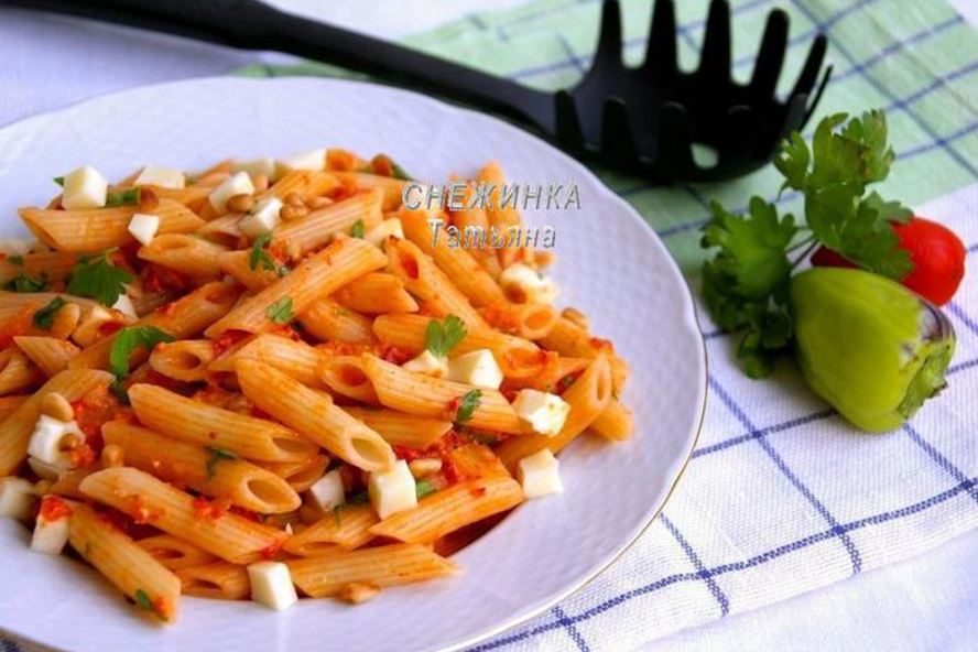 Рецепт паста с красным соусом, моцареллой и кедровыми орешками
