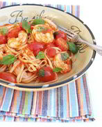 Паста с креветками, помидорами и базиликом