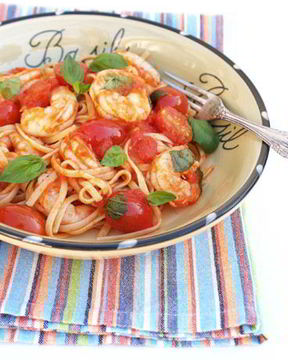 Паста с креветками, помидорами и базиликом