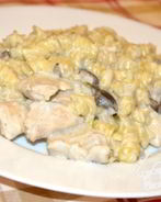 Паста с курицей и грибами в сырно-сливочном соусе