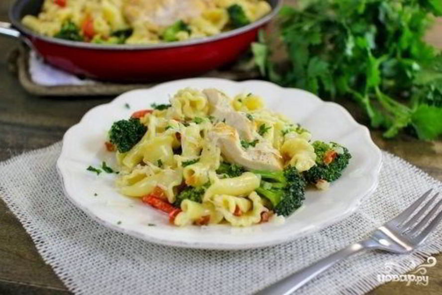 Рецепт паста с курицей и овощами
