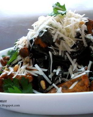 Паста с лисичками, чесночно-розмариновым маслом и кедровыми орешками