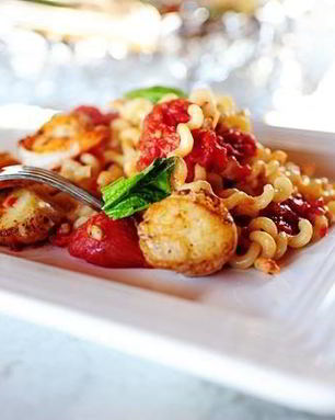Паста с морепродуктами и помидорами