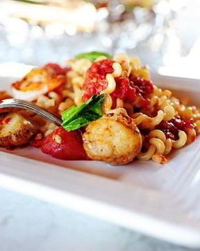 Паста с морепродуктами и помидорами