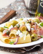 Паста с оливками, беконом и фетой