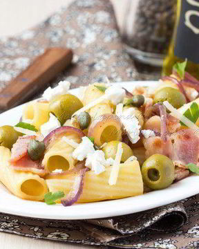 Паста с оливками, беконом и фетой